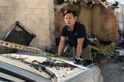 Hamilton, Ontario, Kanada - Thomas Wang (gespielt von Jeff Yung) untersucht die Absturzstelle des TransAsia-Flugs 222.