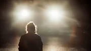 Maja Peters (Judith Neumann) bricht nach der Flucht erschöpft zusammen.