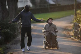 Driss (Omar Sy, li.) bringt Schwung ins Leben von Philippe (Fran&ccedil;ois Cluzet).