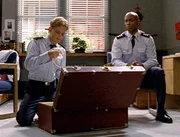 Francis (Christopher Masterson, li.) zeigt seinem Zimmergenossen Stanley (Karim Prince) sein neues Haustier: eine hungrige Schlange.