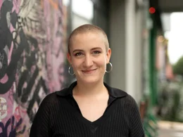 Rosa Jellinek ist Gru?ndungsmitglied des Keshet Deutschland e.V., einer mittlerweile u?berregional agierenden, ju?dischen LGBTQI-Community, die sich fu?r mehr Sichtbarkeit queerer Menschen innerhalb und au&szlig;erhalb der ju?dischen Gemeinschaft einsetzt. In der TikTok Kampagne #GemeinsamgegenAntisemitismus ruft sie dazu auf, Solidarita?t gegen Antisemitismus zu zeigen und kl&auml;rt mit antij&uuml;dischen Vorurteilen und Verschw&ouml;rungen auf.