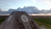 Die vier „Augen“ der Pyramide der „Stanley R. Mickelsen Safeguard“-Basis sind riesige Radar-Antennen, die anfliegende sowjetische Atomsprengköpfe orten sollten. Die vier „Augen“ der Pyramide der „Stanley R. Mickelsen Safeguard“-Basis sind riesige Radar-Antennen, die anfliegende sowjetische Atomsprengköpfe orten sollten.