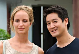 Ein sch&ouml;nes Paar: Der Gesch&auml;ftsmann Dai Si (Jason Chan) und die Lehrerin Anniela (Lara Joy K&ouml;rner).