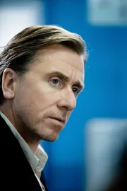 Dr. Cal Lightman (Tim Roth).