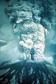 Der 18. Mai 1980 ist ein wundervoller Frühlingstag im US-Bundesstaat Washington, als der Vulkan Mount St. Helens plötzlich ausbricht und den sonnigen Tag in finsterste Nacht verwandelt. Der 18. Mai 1980 ist ein wundervoller Frühlingstag im US-Bundesstaat Washington, als der Vulkan Mount St. Helens plötzlich ausbricht und den sonnigen Tag in finsterste Nacht verwandelt.