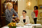 Simone (Tatjana Clasing, M.) sucht in ihrer Einsamkeit Ablenkung in der Arbeit, was auch Frau Scholz (Inge Brings, l.) und Letizia (Jennifer Dessin-Brasching) nicht entgeht.