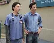 Dan (Thomas Cavanagh, r.) möchte sich bei J.D. (Zach Braff, l.) bedanken und schenkt ihm ein Hybridauto, denn ohne ihn wäre er heute nicht derart erfolgreich ...