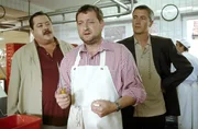 Die Kommissare Korbinian Hofer (Joseph Hannesschläger, li.) und Ulrich Satori (Markus Böker, re.) statten Metzger Feller (Maximilian Krückl) einen Überraschungsbesuch ab.