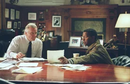 Kann Marco (Denzel Washington, r.) Senator Thomas Jordan (Jon Voight, l.) von seiner Theorie &uuml;berzeugen?; Kann Marco (Denzel Washington, r.) Senator Thomas Jordan (Jon Voight, l.) von seiner Theorie &uuml;berzeugen?