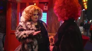 Dragqueen Vanity Trash (li.) gibt Pascal die letzten Tipps