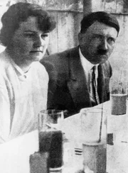 Adolf Hitler (1889-1945) mit seiner Nichte Angela (Geli) Raubal am Kaffeetisch; Adolf Hitler, Angela (Geli) Raubal
