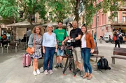 Das ganze Team in Barcelonas charmantem Viertel Gracia. Das ganze Team in Barcelonas charmantem Viertel Gracia.