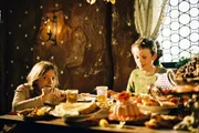 Hänsel (Johann Storm) und Gretel (Nastassja Hahn) fallen ausgehungert über all' die Köstlichkeiten her, die ihnen die Hexe in ihrem Knusperhaus auftischt. Hänsel (Johann Storm) und Gretel (Nastassja Hahn) fallen ausgehungert über all' die Köstlichkeiten her, die ihnen die Hexe in ihrem Knusperhaus auftischt.