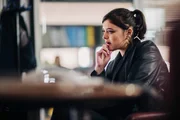 Léa (Adèle Wismes) recherchiert etwas am Computer. Hat das etwas mit den Geschehnissen auf dem untergegangenen Segelschiff zu tun?