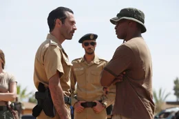 Vor der Spurensuche bekommt FBI-Agent Fleury (Jamie Foxx, r.) von Colonel Al Ghazi (Ashraf Barhom, l.) und Sergeant Haytham (Ali Suliman, M.) letzte Instruktionen.