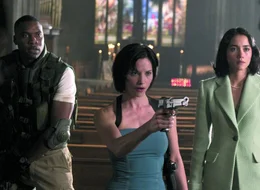 In der Mitte: Jill Valentine (Sienna Guillory)