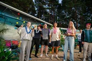 Fibii (l.), Maxim (2.v.l.), Chad (3.v.l.), Aditotoro (M.) und Starletnova (3.v.r) stehen vor dem Wohnmobil und lauschen einem Music Act.
