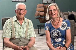 Dies van den Ouden (94) und seine Tochter Tea de Vos. Er ist Zeitzeuge der gro&szlig;en Sturmflut 1953 in den Niederlanden. Er rettete in den Fluten einer jungen Mutter das Leben. Ihr Baby konnte er jedoch nicht retten.