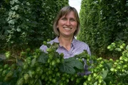 Gastgeberin Renate Schmidt im Hopfenfeld.