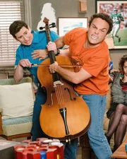 Geoff Schwartz (Sam Lerner, l.); Barry Golderg (Troy Gentile, r.)