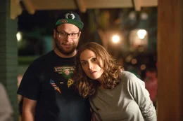 Zun&auml;chst versuchen Kelly (Rose Byrne) und Mac (Seth Rogen) den neuen Nachbarn friedlich bei zu biegen, dass die junge Familie ihre Nachtruhe ben&ouml;tigt.