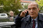 Peter Michael Schnabel (Martin Brambach) telefoniert an seinen Dienstwagen gelehnt, auf der anderen Seite Leo Winkler (Cornelia Gröschel).
