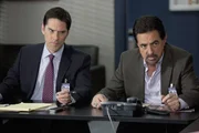 Werden nach San Diego gerufen, um einen neuen Fall zu lösen: Rossi (Joe Mantegna, r.) und Hotch (Thomas Gibson, l.) ... Werden nach San Diego gerufen, um einen neuen Fall zu lösen: Rossi (Joe Mantegna, r.) und Hotch (Thomas Gibson, l.) ...