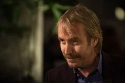 Liefert seinem Bruder Sherlock mehrere stichhaltige Argumente, um wieder nach London zurückzukehren: Mycroft Holmes (Rhys Ifans) ...