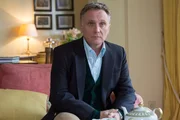 Markus Born (Bernhard Schir) bittet Isa von Brede um anwaltliche Hilfe.