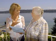 Antonia (Uschi Glas, li.) und Regina (Ruth Drexel) streiten sich darüber, mit welchen Methoden sie gegen ihren Erzkonkurrenten Breitwieser vorgehen. Reginas denuinziatorischer Brief findet nicht Antonias Zustimmung.