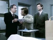 Lt. Columbo (Peter Falk, Mi.) zeigt Sherwin (Mark Arnott, li.) seine neuesten Erkenntnisse zu dem Todesfall des Schauspielers Evans. Damit verd&auml;chtigt er Sherwins Schwiegersohn Wesley Corman (James Read, re.).