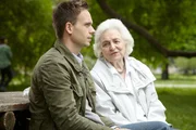 Die Gedanken an Rachels Zukunftspläne werfen Mike (Patrick J. Adams) aus der Bahn. Ein vertrautes Gespräch mit seiner Großmutter (Rebecca Schull) konfrontiert ihn mit seiner eigenen Vergangenheit.