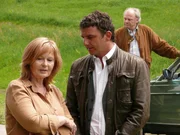 Martin (Hans Sigl, mi.) erzählt Marianne (Johanna Liebeneiner) von seinem Verdacht, dass Wolfgang (Michael König) aufgrund einer Krankheit den Eindruck eines Betrunkenen macht.