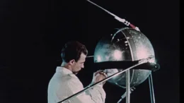 Sowjetischer Techniker bei der Arbeit an Sputnik 1, 1957.