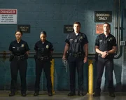 Lucy Chen (Melissa O&rsquo;Neil, l.), Nyla Harper (Mekia Cox, 2.v.l.), John Nolan (Nathan Fillion, 2.v.r.) und Tim Bradford (Eric Winter, r.) erwarten die Serienm&ouml;rderin Rosalind Dyer, die ins Police Departement von LA gebracht wird.