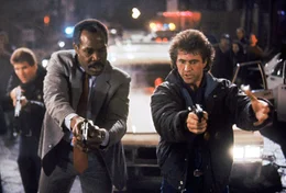 Gemeinsam sind sie unschlagbar: Murtaugh (Danny Glover, 2.v.r.) und Riggs (Mel Gibson, r.) schaffen es, eine ganze Drogenbande lahm zu legen ...