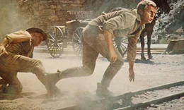Max (Steve McQueen, rechts) hat die Bande von Tom Fitch ausfindig gemacht, bei der er sich unter dem Allerweltsnamen Nevada Smith als Bandenmitglied bewirbt.
