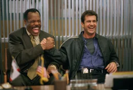 Martin Riggs (Mel Gibson, r), Roger Murtaugh (Danny Glover, l)