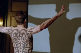 Francis Dolarhyde (Ralph Fiennes) glaubt, dass er sich bald in den "Roten Drachen" verwandeln wird.