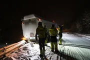 Der Lastwagen mit Anhänger ist auf die Gegenfahrbahn gerutscht und blockiert die Straße. (National Geographic für Disney)