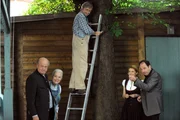 Theres ist froh, dass sie dem Silberdieb auf die Schliche gekommen ist. Von links: Pfarrer Kurz (Hans Stadlbauer), Theresa Brunner (Ursula Erber), Xaver (Michael Schreiner), Uschi Guggenmoser (Silke Popp) und Hubert Kirchleitner (Bernhard Ulrich). Theres ist froh, dass sie dem Silberdieb auf die Schliche gekommen ist. Von links: Pfarrer Kurz (Hans Stadlbauer), Theresa Brunner (Ursula Erber), Xaver (Michael Schreiner), Uschi Guggenmoser (Silke Popp) und Hubert Kirchleitner (Bernhard Ulrich).