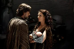 Jor-El (Russell Crowe, l.) und Lara Lor-Van (Ayelet Zurer, r.) m&uuml;ssen sich schweren Herzens von ihrem Sohn trennen und schicken ihn auf die Erde. Ihr Heimatplanet Krypton wird untergehen und der kleine Kal-El ist die einzige verbleibende Hoffnung f&uuml;r die Kryptonier ...
