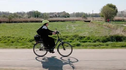 Schwester Benedikta auf einer Fahrradtour entlang der Niers. Mit 23 Jahren ist sie ins Kloster eingetreten und hat ihren F&uuml;hrerschein abgegeben.