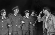 Volkspolizisten versperren am Abend des 40. Jahrestages der DDR Demonstranten den Weg.