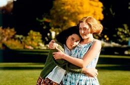 Die Katastrophe ist vorprogrammiert, als die Schwestern Juliet (Kate Winslet, r.) und Pauline (Melanie Lynskey) getrennt werden sollen.