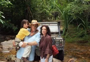 Bei ihrer Dschungeltour bleiben Markus (Christian Kohlund), Jennifer (Barbara Wussow) und der kleine Tom (Lino Sliskovic) mit dem Jeep stecken.