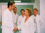 Nach einigen Auseinandersetzungen schliessen Nikola (Mariele Millowitsch) und Dr. Schmidt (Walter Sittler) Frieden. Fragt sich nur wie lange ... (hi.v.l. Alexander Schottky, Kerstin Thielemann, Roland Jankowsky)