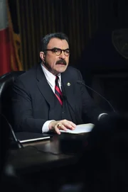 Frank (Tom Selleck) muss sich mit dem Tod eines psychisch kranken Mannes auseinandersetzen, der infolge einer Taser-Attacke durch einen Polizisten ums Leben kam. Kann er die Wogen glätten und das Gesicht des NYPD gegenüber der Öffentlichkeit wahren? Frank (Tom Selleck) muss sich mit dem Tod eines psychisch kranken Mannes auseinandersetzen, der infolge einer Taser-Attacke durch einen Polizisten ums Leben kam. Kann er die Wogen glätten und das Gesicht des NYPD gegenüber der Öffentlichkeit wahren?