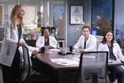 v.li.: Dr. Teddy Altman (Kim Raver), Dr. Miranda Bailey (Chandra Wilson), Dr. Nick Marsh (Scott Speedman), Dr. Amelia Shepherd (Caterina Scorsone).