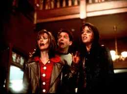 Zittern vor Angst um ihr Leben: Gale Weathers (Courteney Cox, l.), Randy (Jamie Kennedy, M.) und Sidney (Neve Campbell, r.) ...